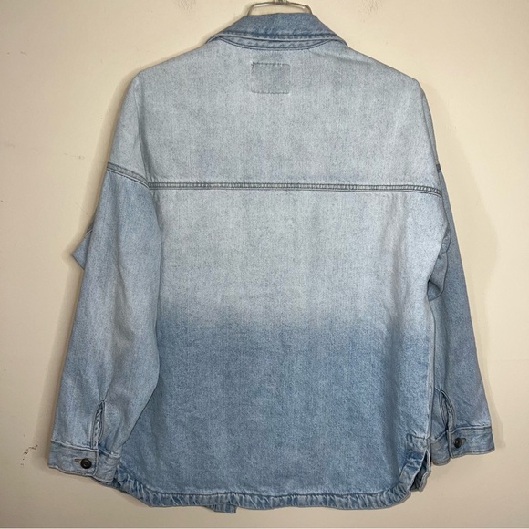 Celebrity Pink Shacket Light Wash Denim Button Front Size Medium - Picture 5 of 13